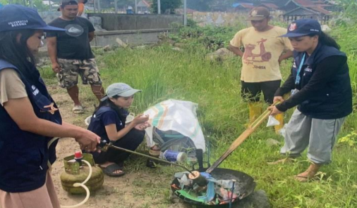 Proses pelelehan sampah plastik untuk paving block