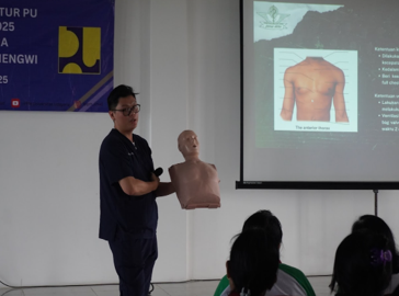 Sosialisasi kesehatan "SI TANGGUH" kepada kader posyandu, STT, dan siswa PMR dari SMPN 7 dan SMAN 2 Mengwi