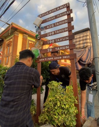 Membuat Tempat Sampah dan Plang Edukasi Terkait Bidang Prasarana Fisik 